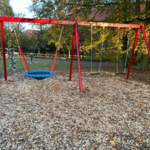 Doppelschaukel mit Vogelnest