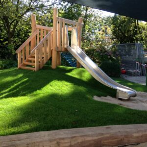 Hügelrutsche mit Podest