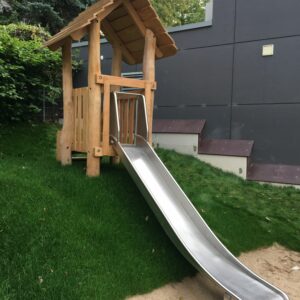 Hügelrutsche mit Turm