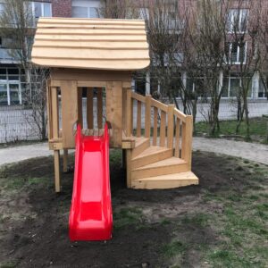 Kleinkindturm mit Rutsche und Aufgang